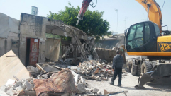 بالصور: بلدية اللد تهدم مبنى في السوق القديم لانشاء مبنى تابع لها 